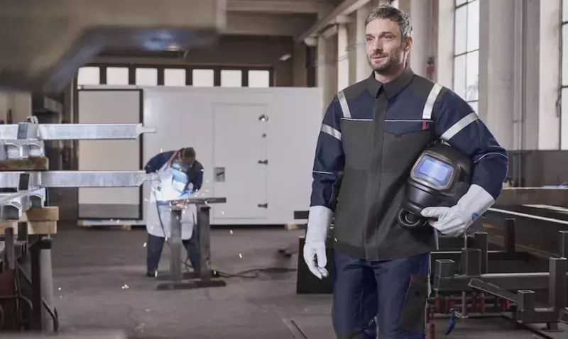 Stand Mewa présentant vêtements professionnels, EPI, lavettes textiles et fontaines de dégraissage