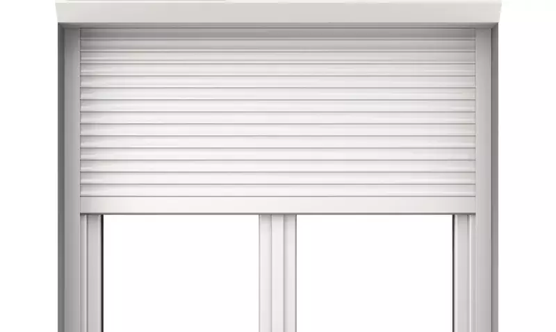 Volet roulant solaire LUMITERRA monté sur baie vitrée, aluminium gris, panneau photovoltaïque visible