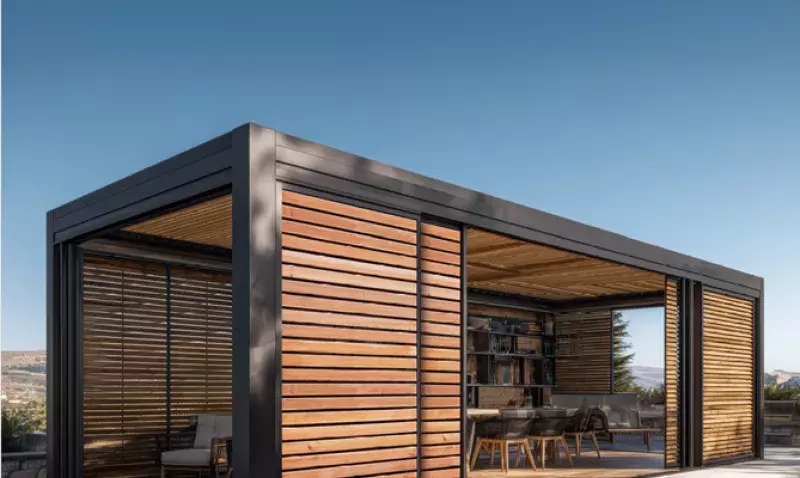 Les panneaux pour les pergolas EHRET, pensés comme de véritables équipements climatiques passifs. 