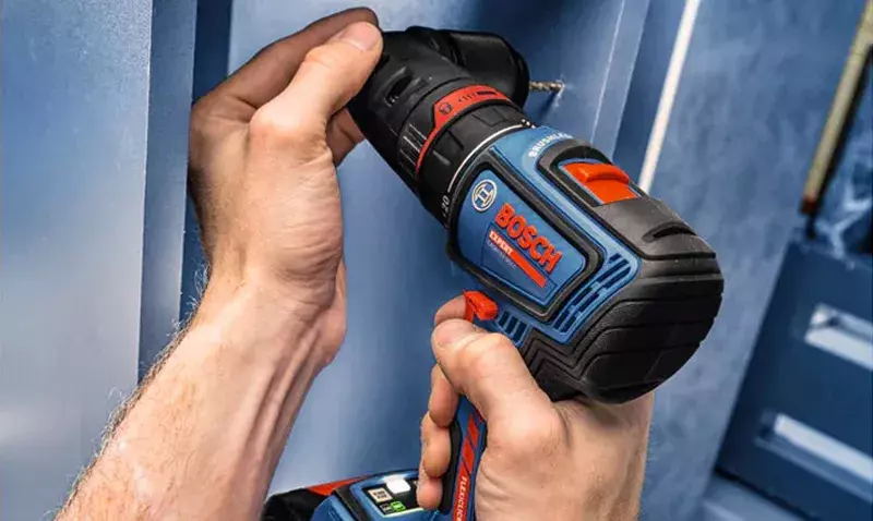 Perceuse-visseuse Bosch Flexiclick avec plusieurs têtes interchangeables et batterie 18V.