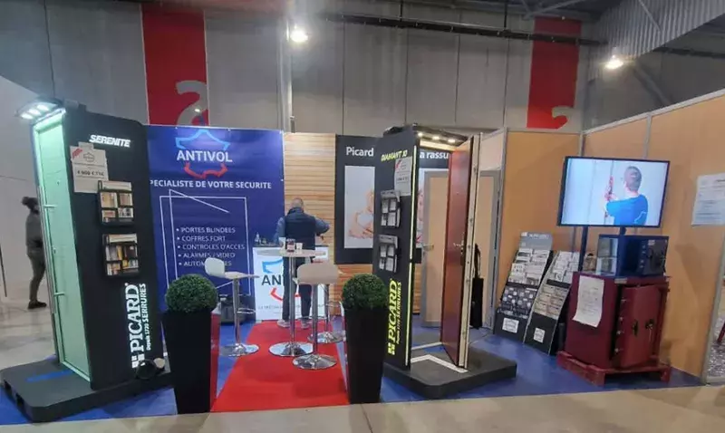 Stand Picard Serrures lors d'un salon professionnel, présentant toute la gamme de produits