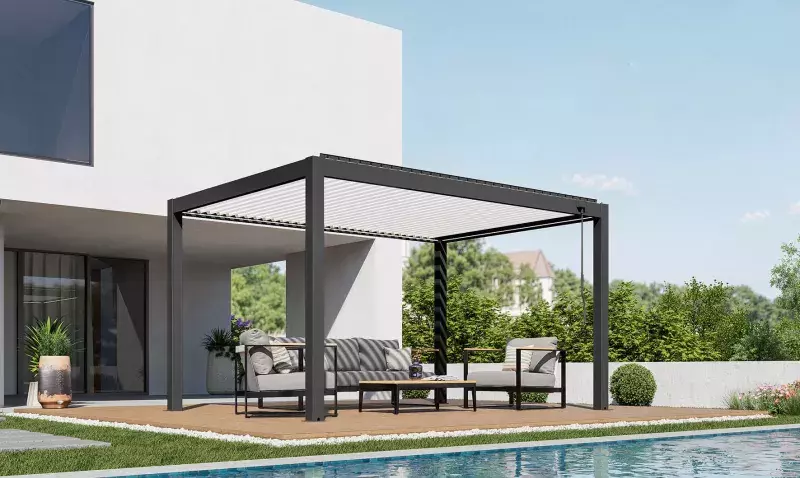 Pergola bioclimatique autoportée Proloisirs à lames orientables sur terrasse moderne