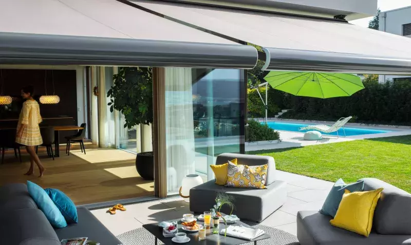 Ecran du configurateur Schenker Stores affichant les options de store banne sur mesure.