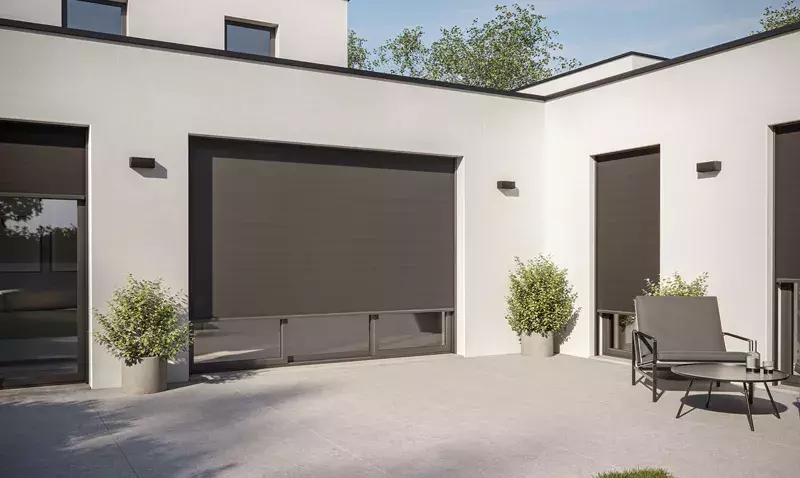Store screen ZIP installé sur une grande baie vitrée, filtrant la lumière tout en protégeant du soleil