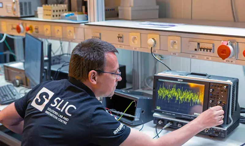 Luminaires connectés de Sylvania Group illustrant des usages dans des bâtiments intelligents