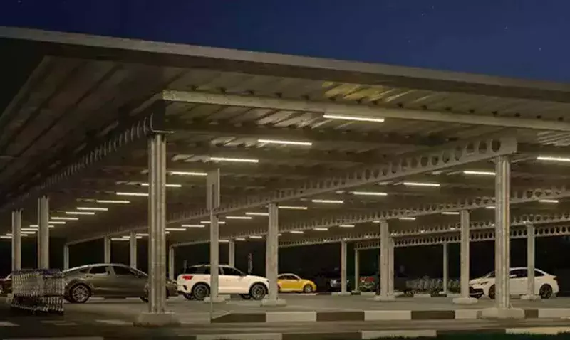 Luminaire LED étanche Resisto installé dans un parking souterrain moderne et bien éclairé