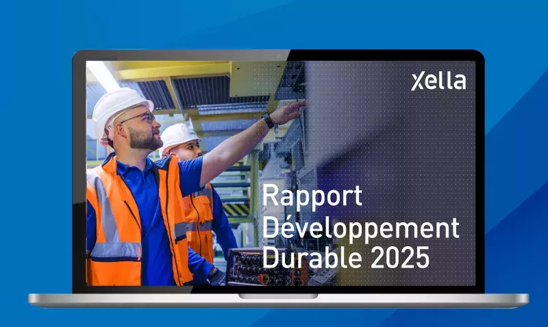 Employés Xella devant une usine, illustrant l’engagement pour le climat, la circularité et la sécurité.