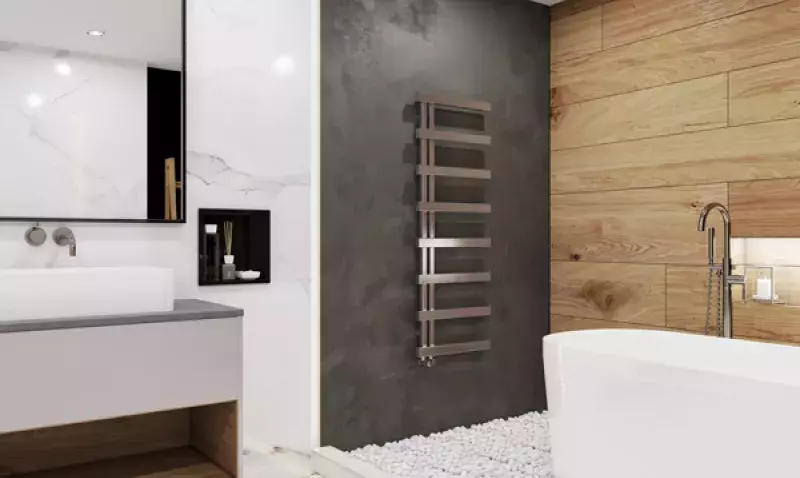 Radiateurs sèche-serviettes Alban et Chime à finitions métalliques dans une salle de bains moderne