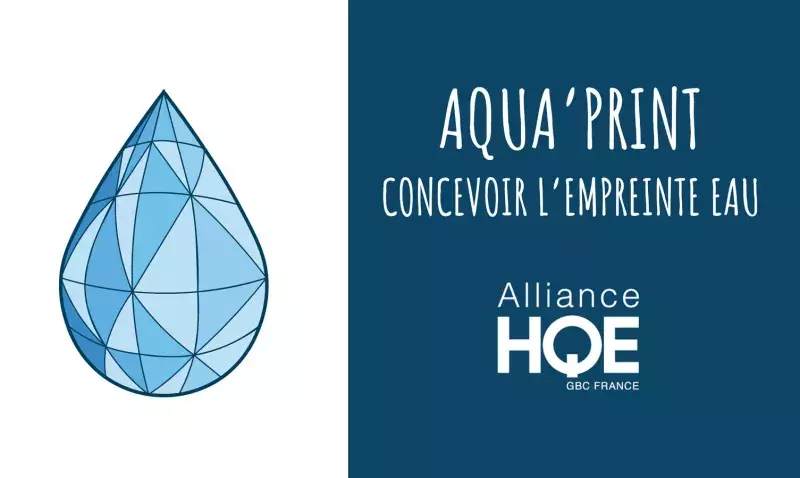 Goutte d'eau en facettes bleues d'Aqua'PRINT, avec la mention « concevoir l'empreinte eau » et le logo Alliance HQE-GBC.