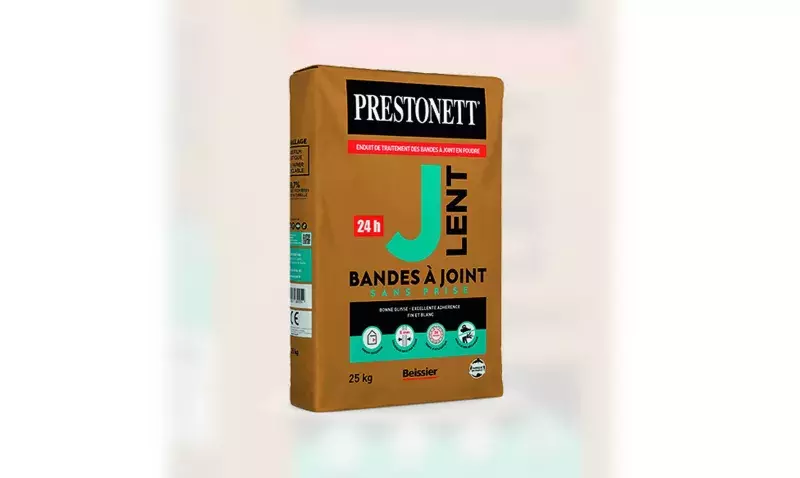 Sac de 25 kg d'enduit Prestonett J Lent de Beissier pour bandes à joint, sur fond à motif du packaging en filigrane.