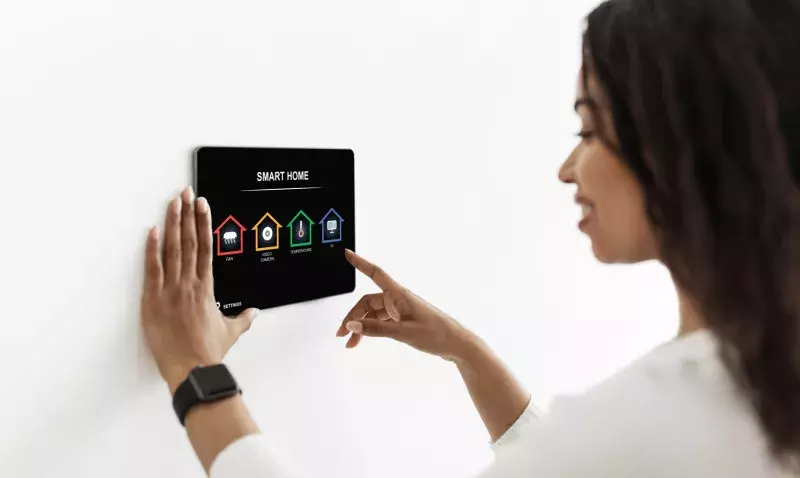 Motorisation solaire et domotique : optimiser le confort d’été en toute simplicité