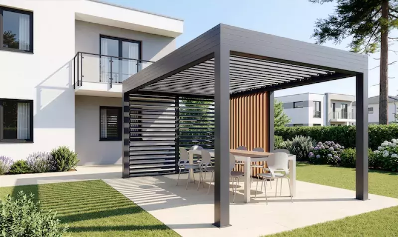 Structure extérieure en aluminium vitrée modulable, installée en terrasse, sous le soleil.