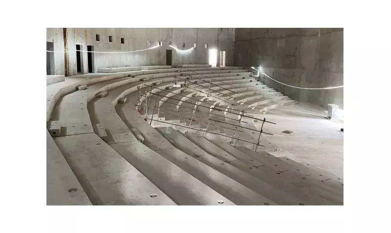 Concassage de traverses en béton pour produire des granulats recyclés destinés à de nouveaux blocs