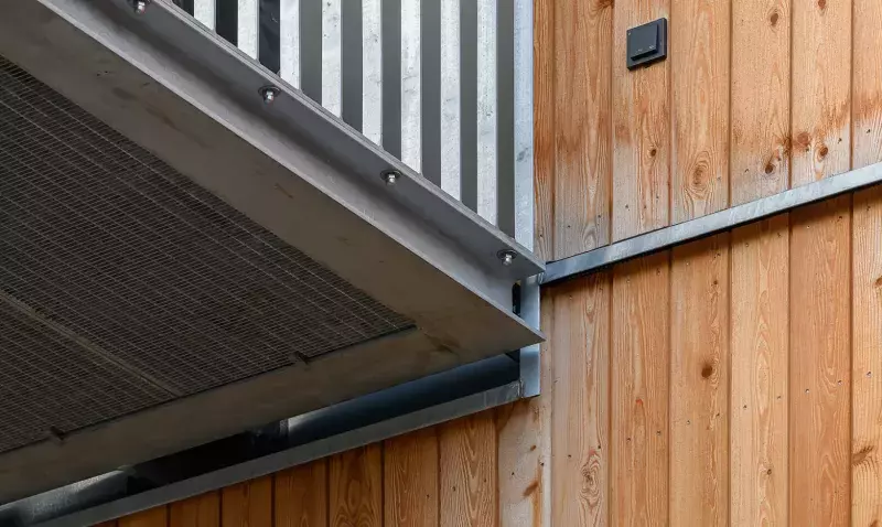 Schéma montrant des jonctions techniques entre bois, béton et acier dans un bâtiment hybride