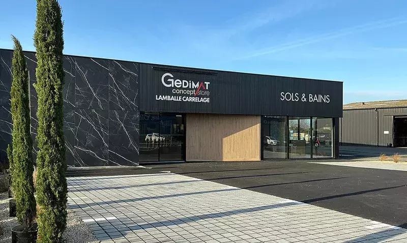 Façade du Gedimat Concept Store Sols et Bains de Lamballe Carrelage, bardage noir et parvis pavé