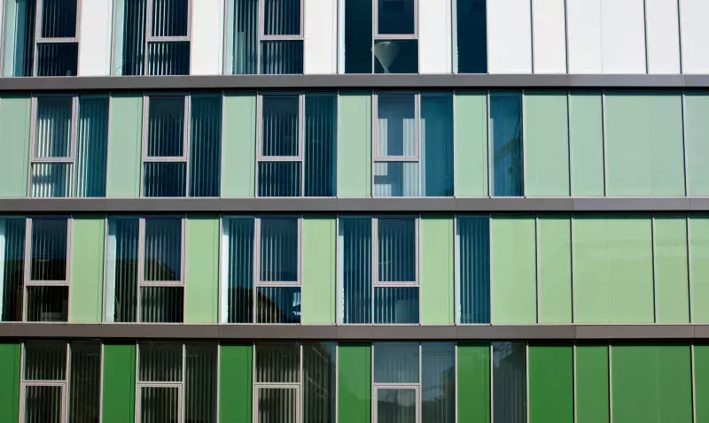 Depuis 2020, le décret BACS impose l'automatisation progressive des bâtiments tertiaires pour réduire leur consommation énergétique.