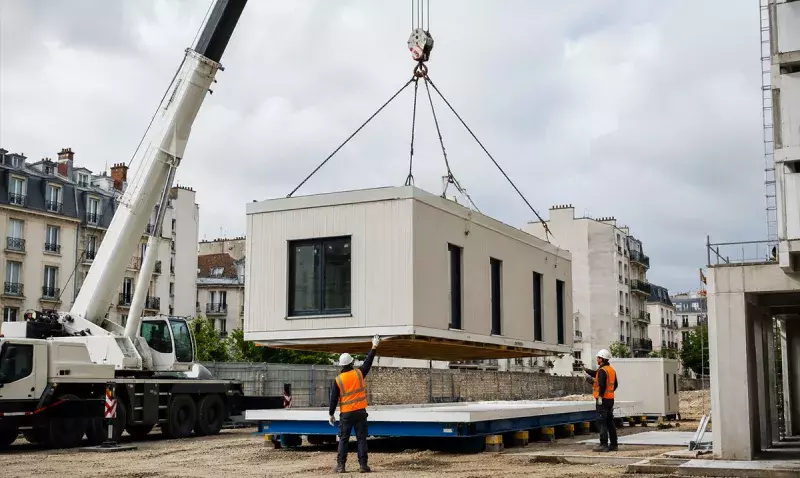 Assemblage à la grue d'un module tridimensionnel préfabriqué sur une plateforme de chantier urbaine