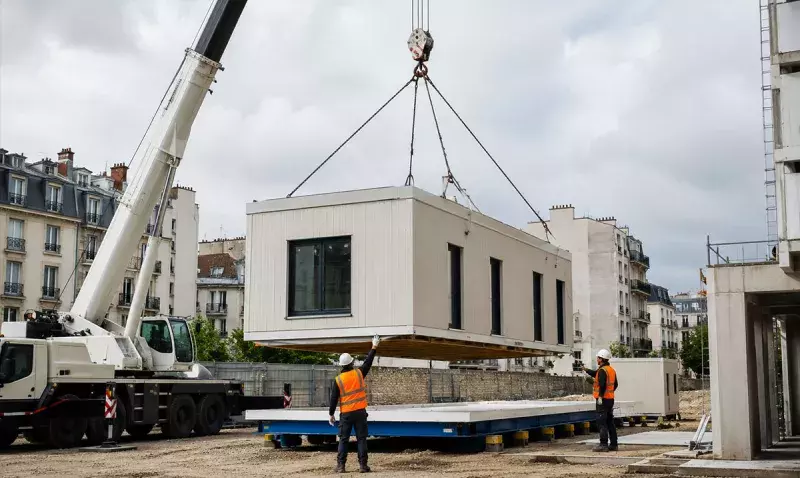 Assemblage à la grue d'un module tridimensionnel préfabriqué sur une plateforme de chantier urbaine
