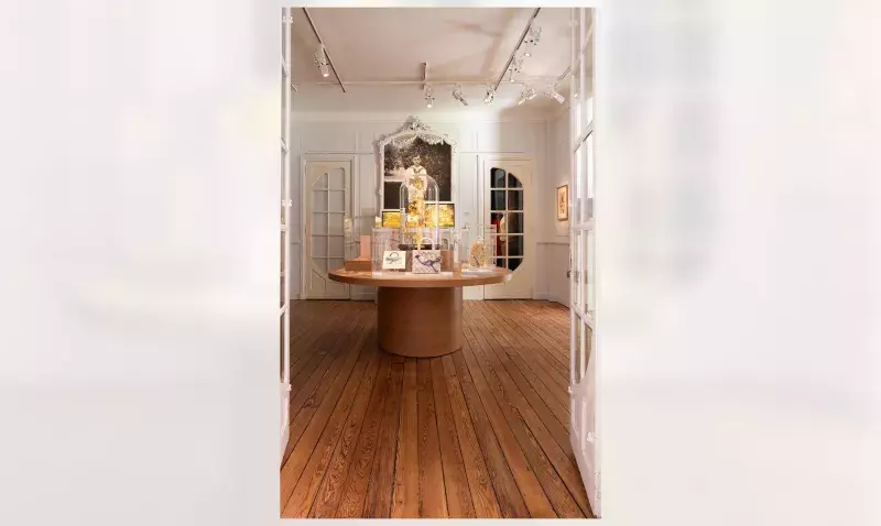 Parquet ancien en pitchpin rénové dans la salle d'exposition du musée Christian Dior de Granville