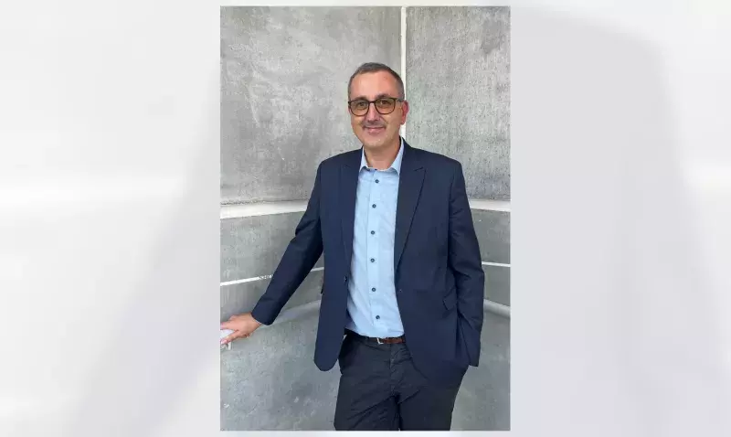 Maxime Julliot, nouveau Directeur Industriel du groupe Rector Lesage, en veste bleu marine devant un mur de béton
