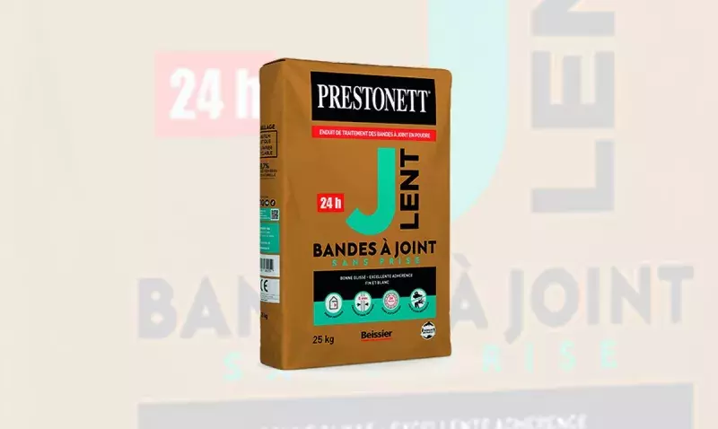 Sac de 25 kg d'enduit Prestonett J Lent de Beissier pour bandes à joint, sur fond à motif du packaging en filigrane.