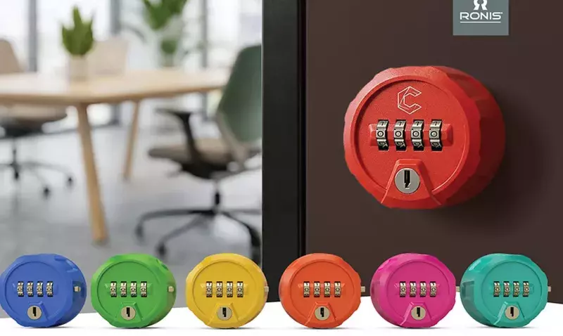 Serrure à code rouge sur un casier brun et six serrures de couleur alignées devant un bureau