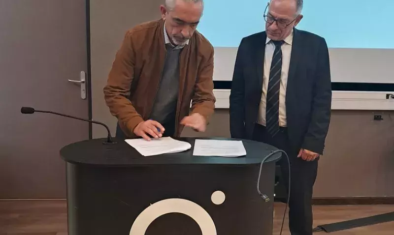 A gauche, Sébastien Teyssier, Directeur LPO AURA, en retrait, à droite, Jean-Jacques Charrié Thollot, Président UNICEM AURA.