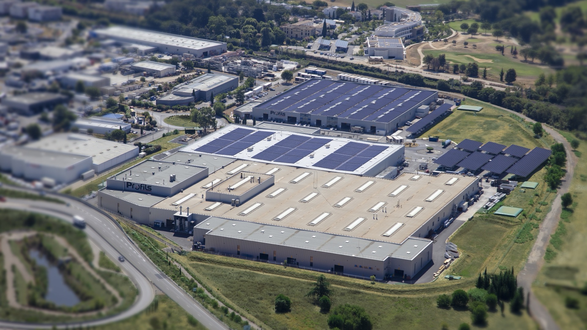 Vue aérienne du site de Baillargues, toitures couvertes de panneaux photovoltaïques
